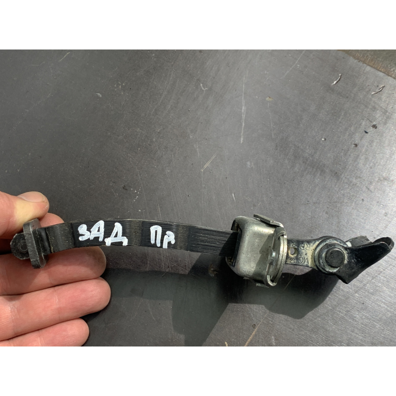 Стопор (обмежувач) задніх правих дверей Honda Civic 5D 72840TBAA01