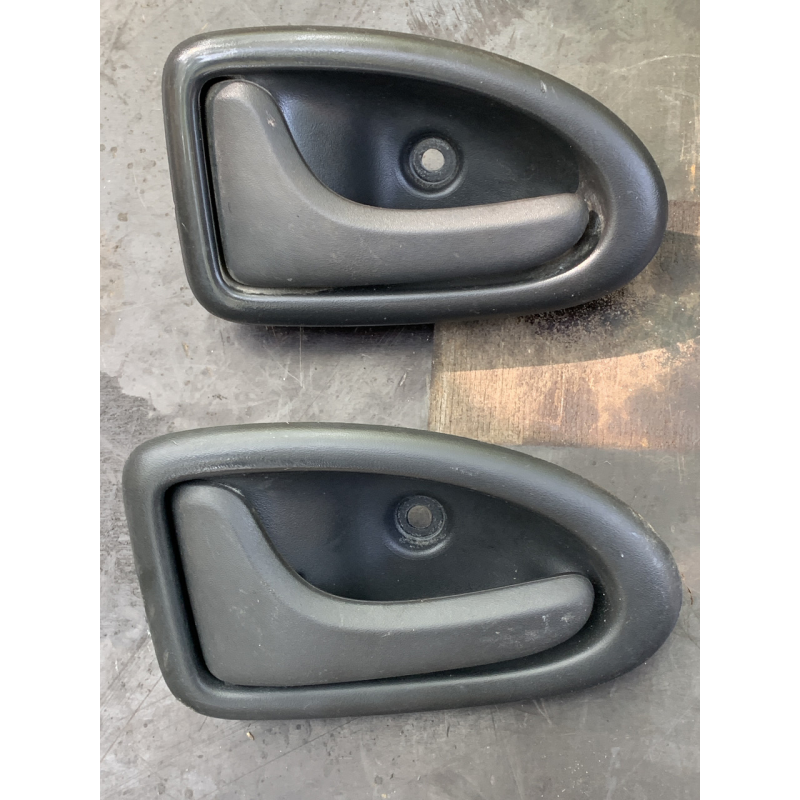 Ручка дверей передньої лівої лівої Renault Trafic / Opel Vivaro / Nissan Primastar 8200028994 99035201