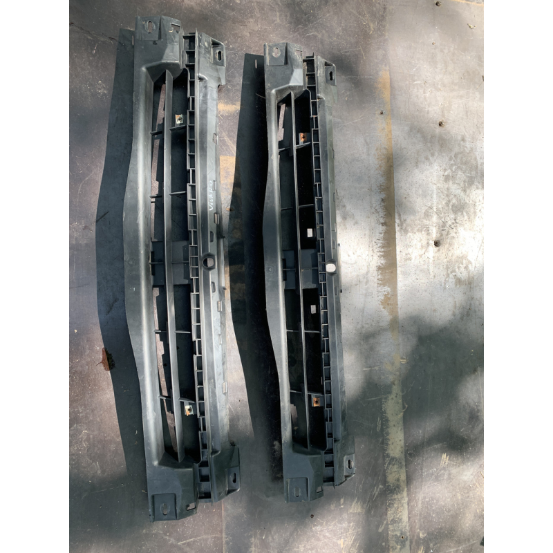 Решітка радіатора внутрішня Renault Trafic / Opel Vivaro / Nissan Primastar 620300102R 93857535 GM 9385753 Решітка радіатора внутрішня Renault Trafic / Opel Vivaro / Nissan Primastar 620300102R 93857535 GM 9385753