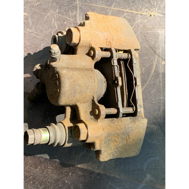Суппорт гальмівний задній правий на Toyota Yaris 4773052040