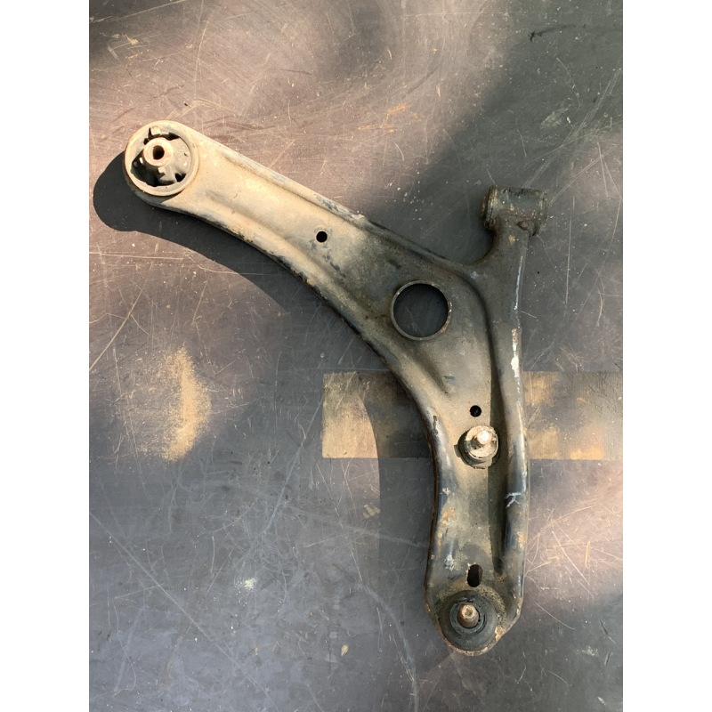Важіль передньої підвіски нижній правий Toyota Yaris 4806859035