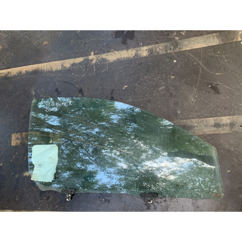 Бічне скло переднє праве (пасажирські двері) Toyota Yaris  6811052010  43R-000464