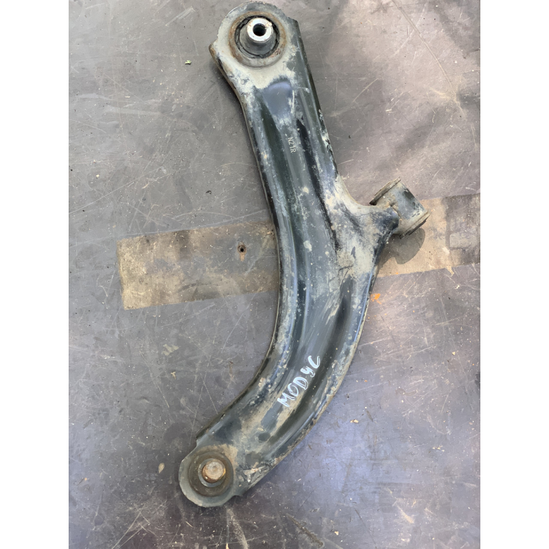 Важіль підвіски передній нижній правий Renault Modus 8200346942