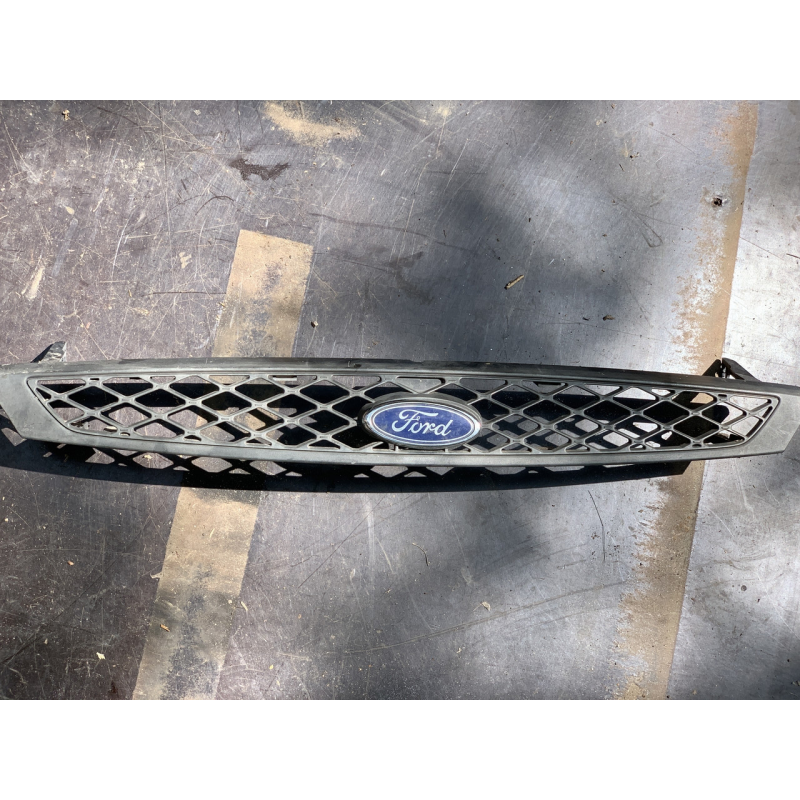 Решітка радіатора Ford Focus MK1 2M518200AGW 98AB-8216-AC