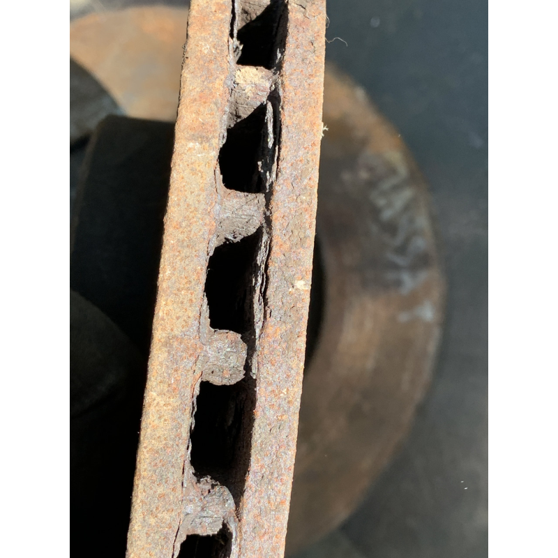 Диск гальмівний передній Volkswagen Passat B6 5Q0615301F
