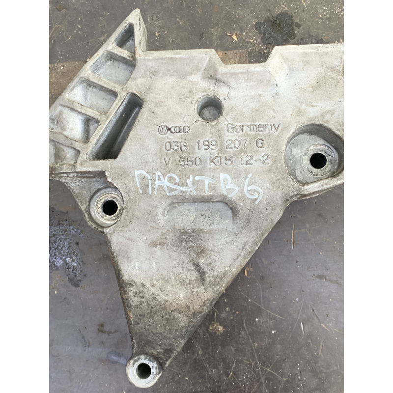 Кронштейн подушки (опори двигуна правої) Volkswagen Passat B6  03G199207G  55191339  428702815
